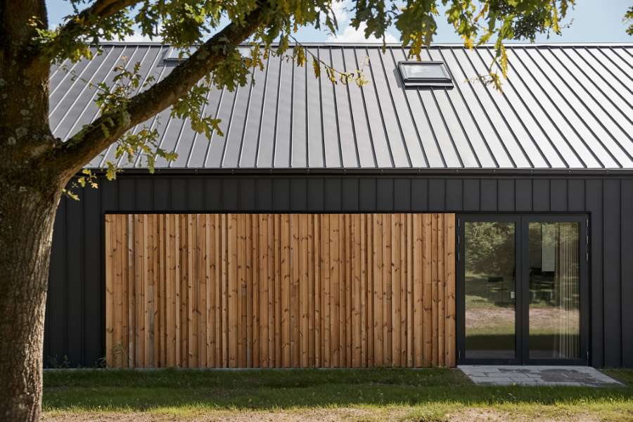 Erweiterung aus Stahl und Holz verschafft der Risskover Bibliothek zusätzlichen Raum „zum Ausleihen“, Risskover Bibliothek - Fortebakken 1, 8240 Risskov, Dänemark